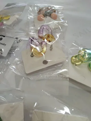 13 pares de pendientes variados para chica