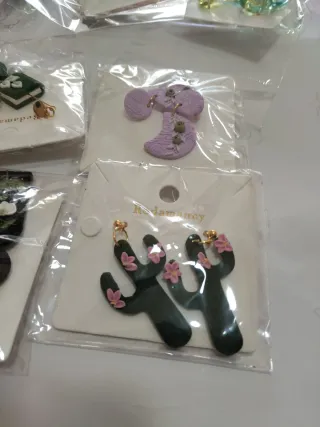 13 pares de pendientes variados para chica