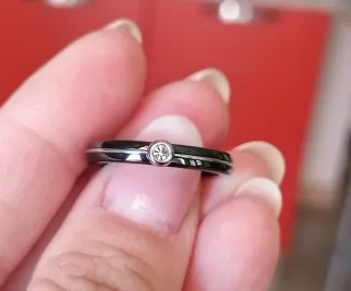 Anello ceramica nera zircone solitario