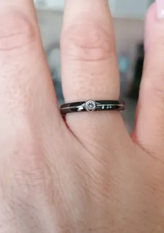 Anello ceramica nera zircone solitario