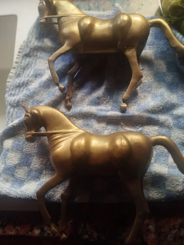 Figuras de caballos de bronce