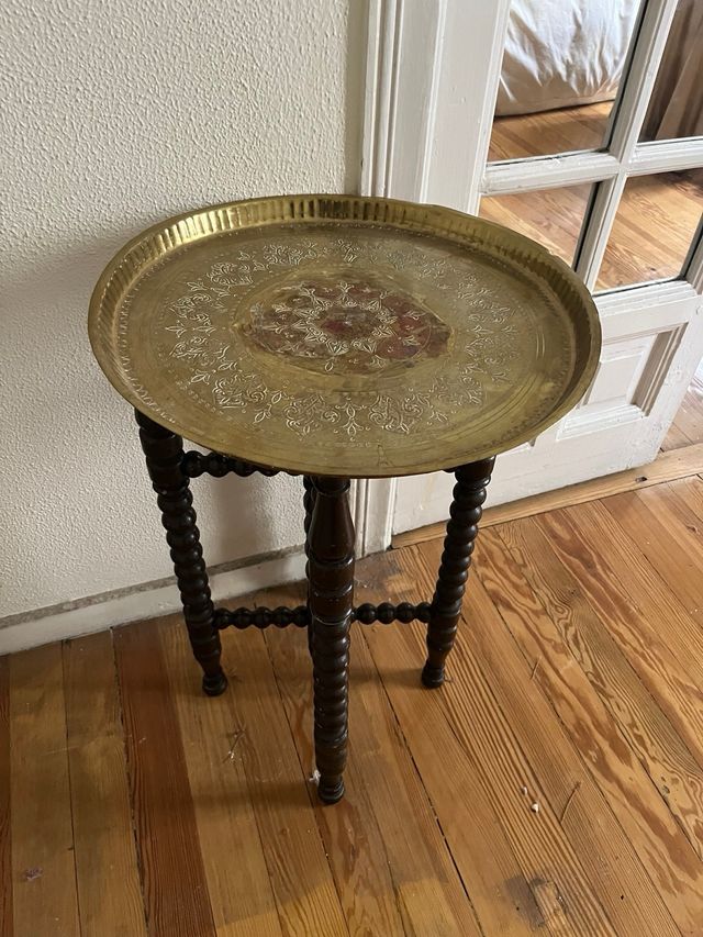 Mesa auxiliar con patas torneadas