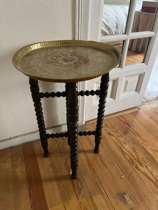 Mesa auxiliar con patas torneadas