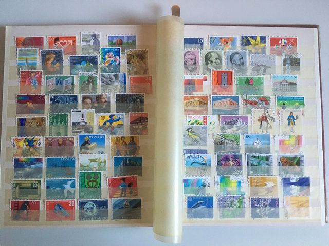 Classificatore con francobolli usati dalla Svizzera e Paesi Bassi