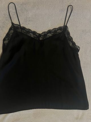 Camiseta raso de encaje negro