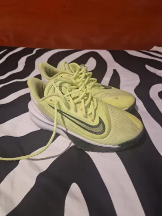 Zapatillas Nike Grises y Amarillas