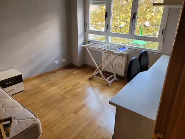 Escritorio + Silla + Cajonera + Estanterías