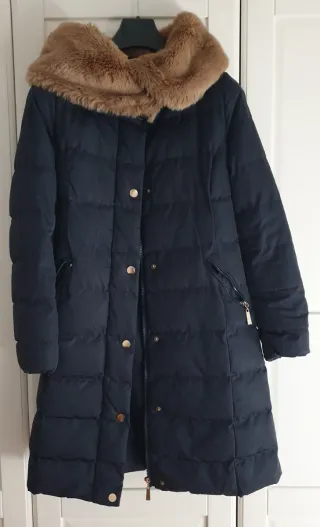 Abrigo plumífero azul marino con cuello de pelo