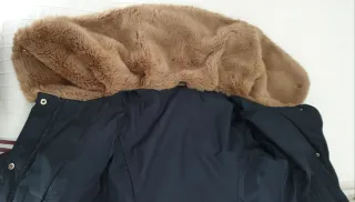 Abrigo plumífero azul marino con cuello de pelo