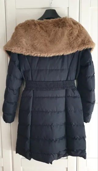 Abrigo plumífero azul marino con cuello de pelo