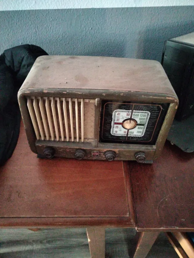 Radio Vintage Marrón y Beige