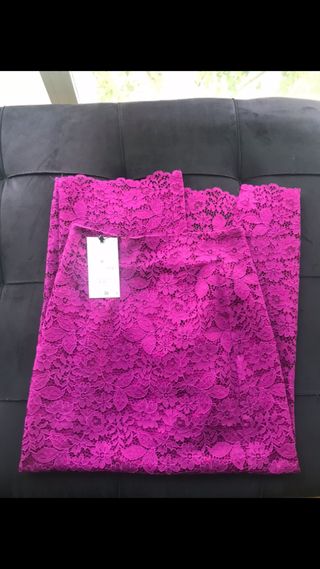 Falda midi de encaje morada
