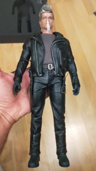 Hot Toys T2 T-800 DX 10