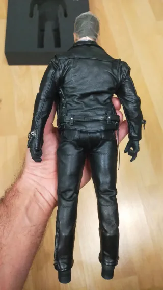 Hot Toys T2 T-800 DX 10