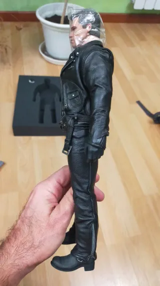 Hot Toys T2 T-800 DX 10