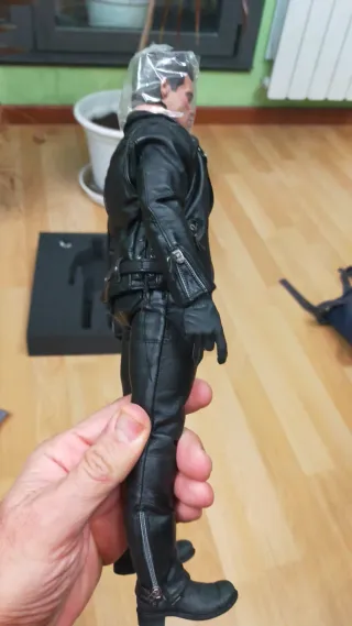 Hot Toys T2 T-800 DX 10