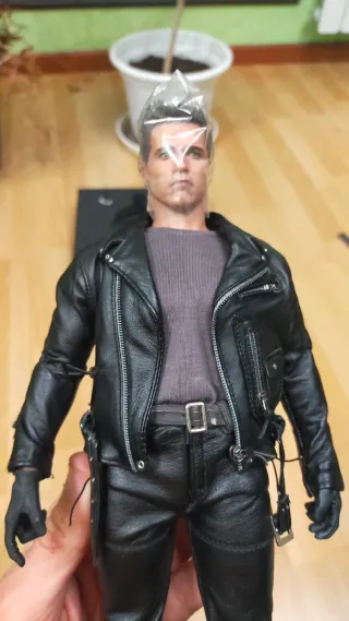 Hot Toys T2 T-800 DX 10