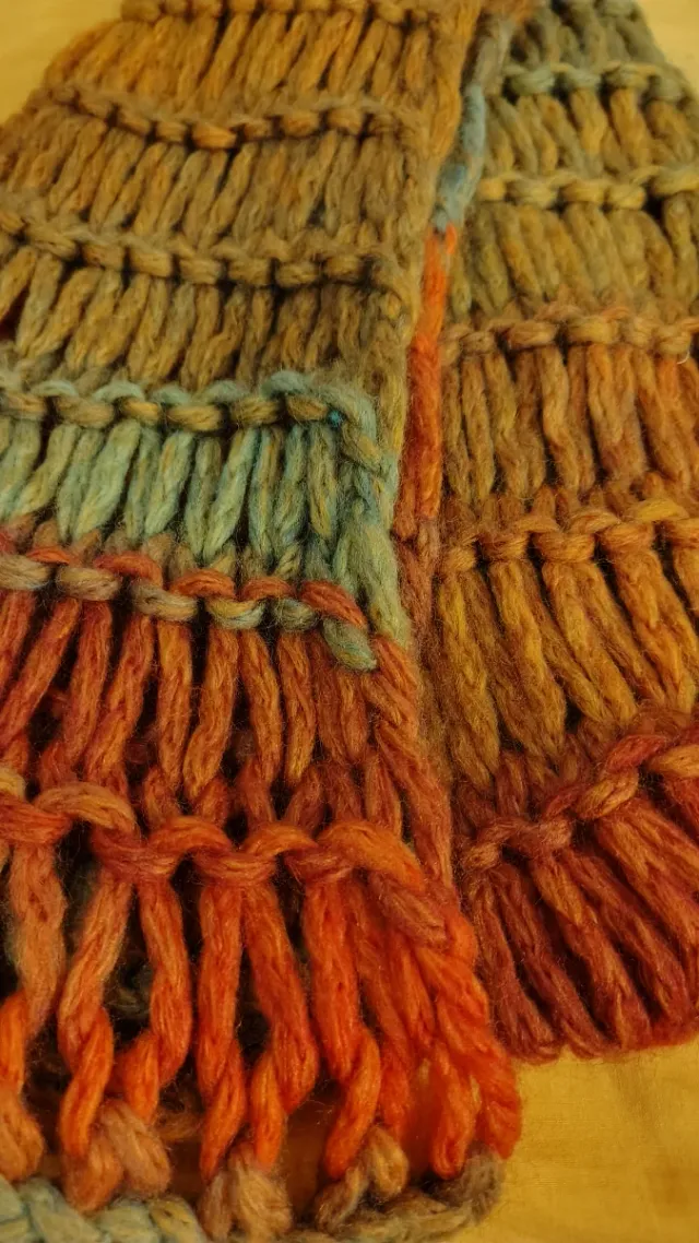 Bufanda lana suave con colores tierra