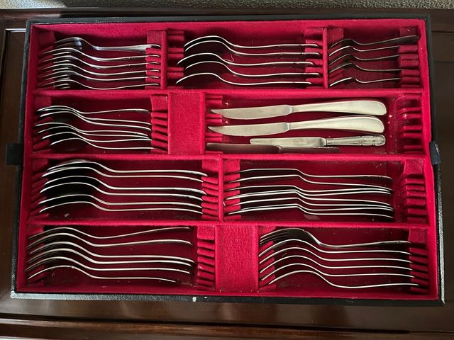 Cubertería de metal en caja roja