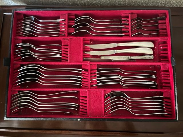 Cubertería de metal en caja roja