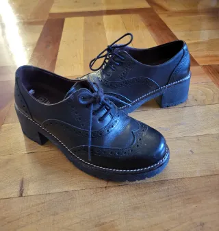 Zapatos Pitillos negros cordones tacón bajo