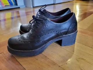 Zapatos Pitillos negros cordones tacón bajo