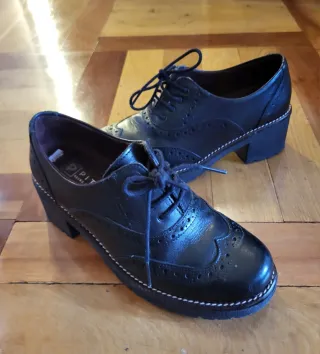 Zapatos Pitillos negros cordones tacón bajo