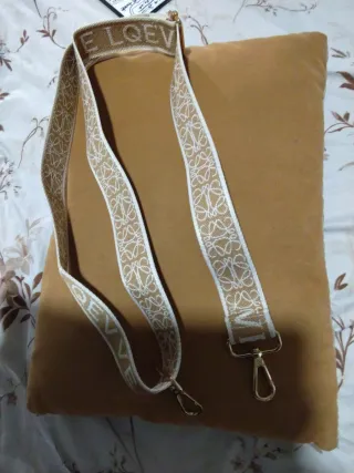 Correa de bolso beige y dorada