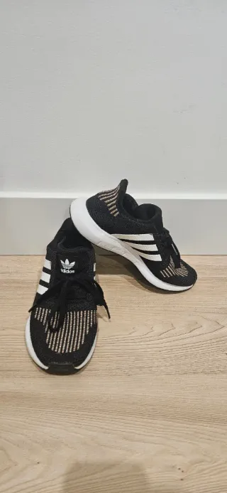 Zapatillas Adidas Negras y Multicolor