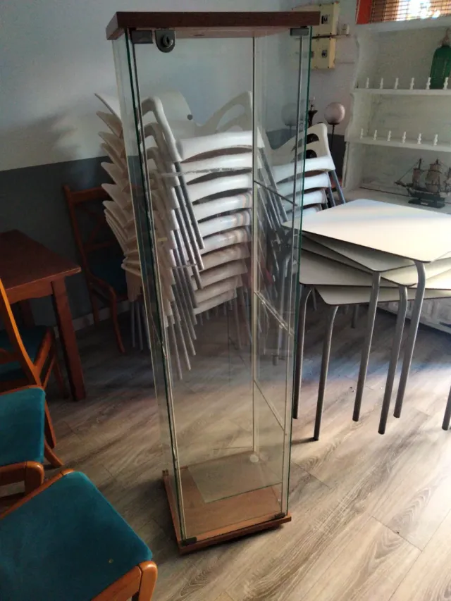 Cinco juegos de mesas y sillas de terraza