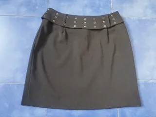 Falda negra con cinturón hebilla