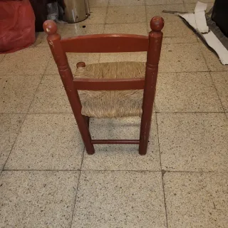 Silla pequeña de madera