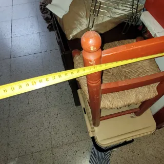 Silla pequeña de madera