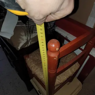 Silla pequeña de madera