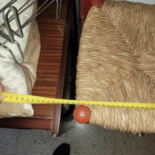 Silla pequeña de madera