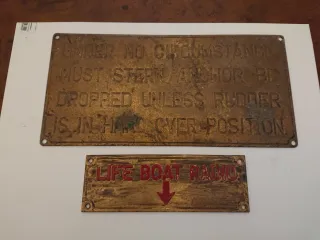 Placas náuticas de latón.