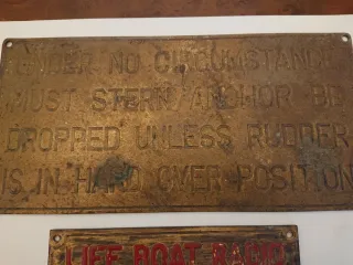 Placas náuticas de latón.