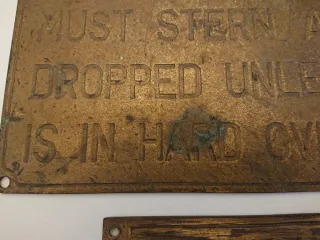 Placas náuticas de latón.