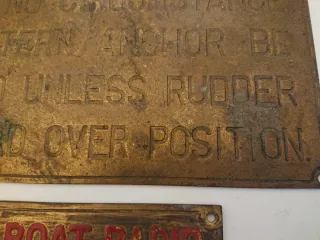 Placas náuticas de latón.