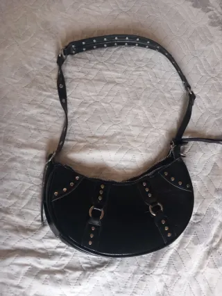 Bolso negro Stradivarius con tachuelas