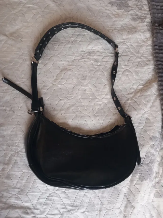 Bolso negro Stradivarius con tachuelas