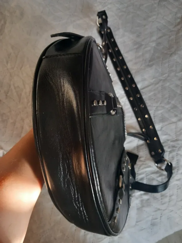 Bolso negro Stradivarius con tachuelas