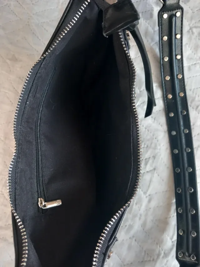 Bolso negro Stradivarius con tachuelas