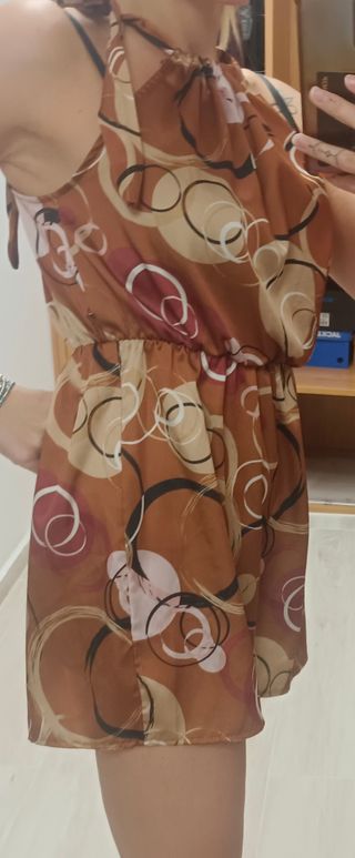 Mono corto elegante mujer