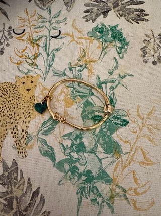 Pulsera Pandora con charms corazón y love