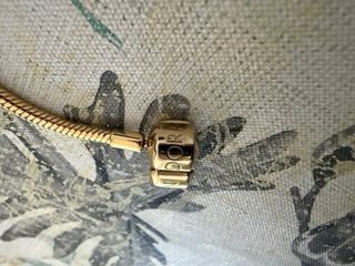 Pulsera Pandora con charms corazón y love