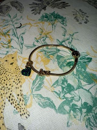 Pulsera Pandora con charms corazón y love