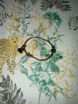 Pulsera Pandora con charms corazón y love