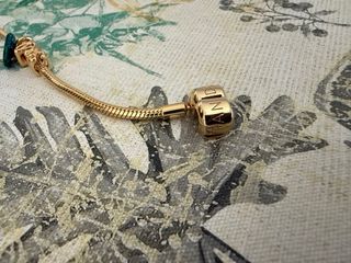 Pulsera Pandora con charms corazón y love