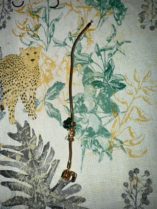 Pulsera Pandora con charms corazón y love